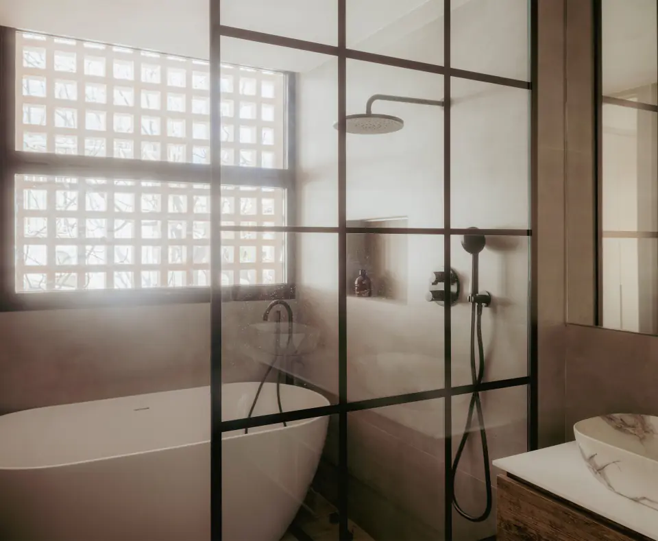 Bathroom with a steel-framed glass screen and lattice light